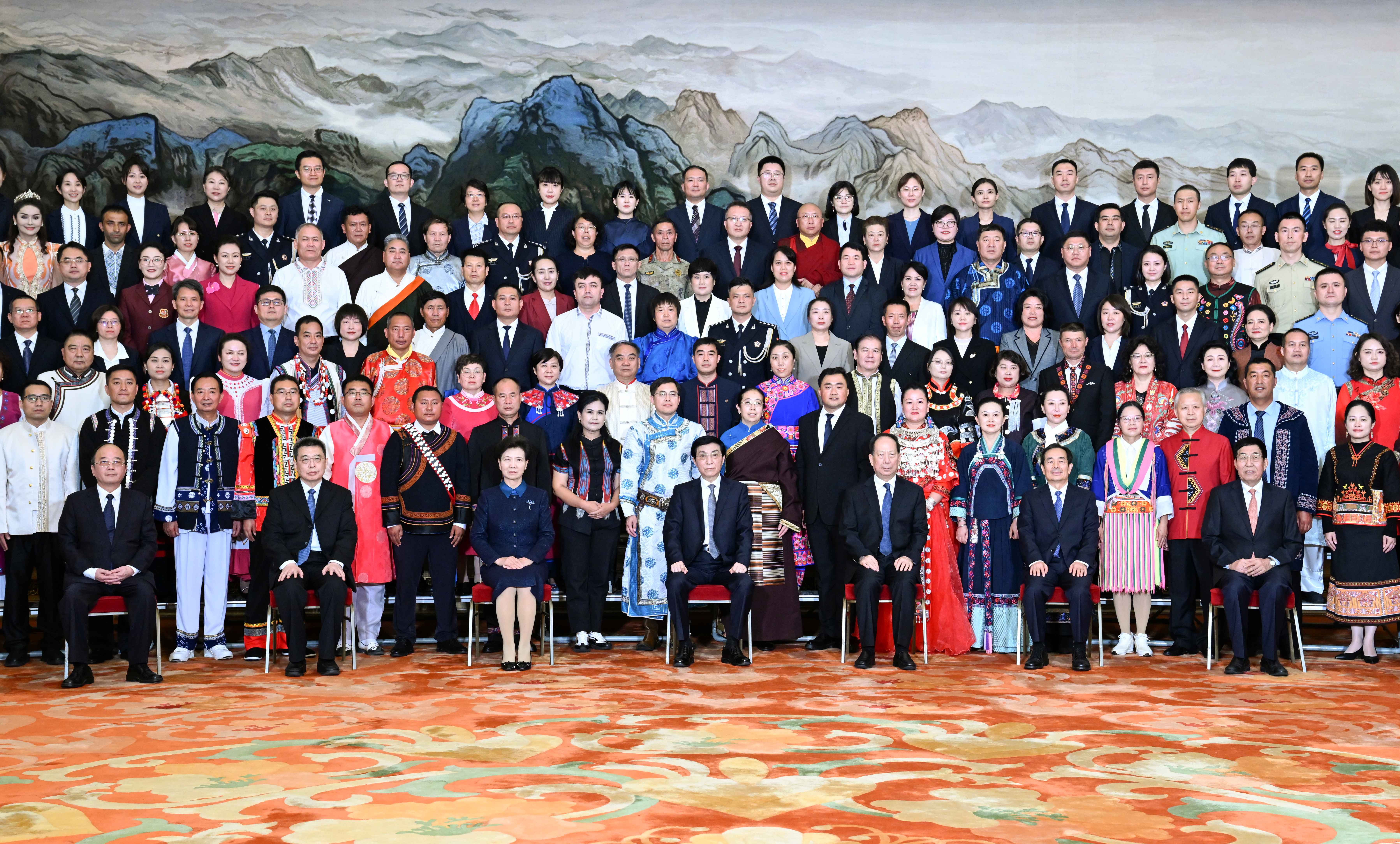 3、各民族代表大合照(1)